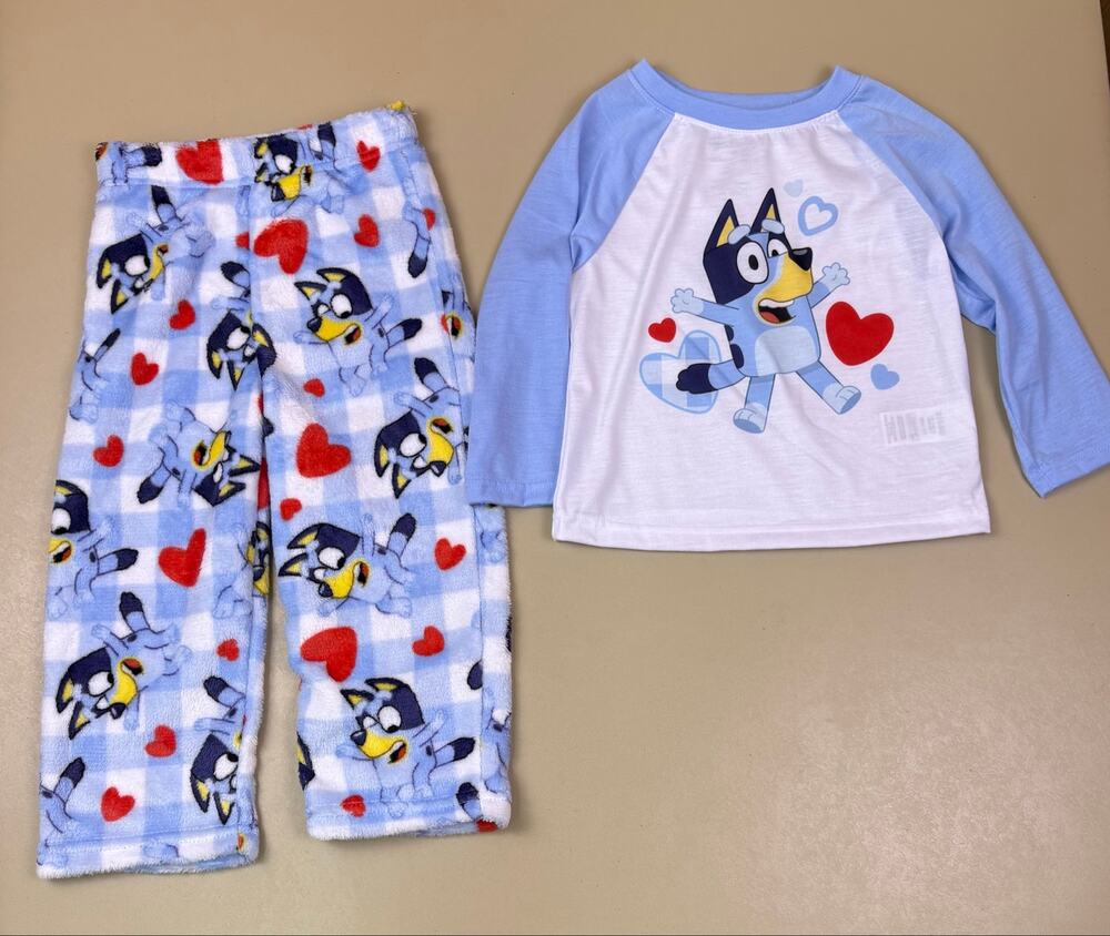 NWT Bluey Toddler Girls 3T Pajama Set Long Sleeve Shirt Fleece Pants Hearts